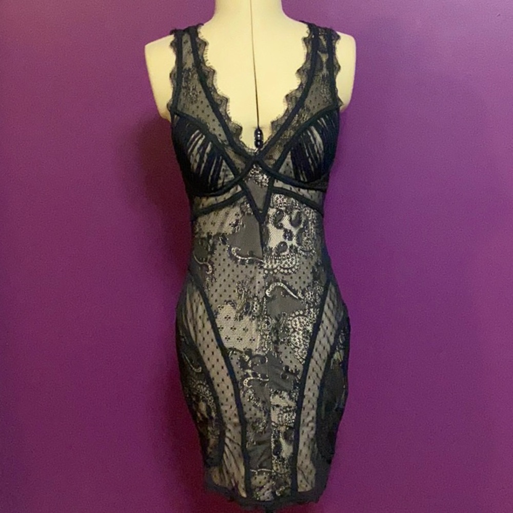 Bebe form-fitted lace, sex appeal+entrancement 💋